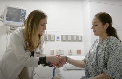 Кодирование Аквилонг в Джанкое Врач держит пациентку за руку